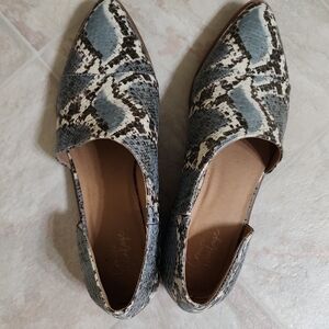 Crown Vintage Blue and Brown Flats with Sleek Design